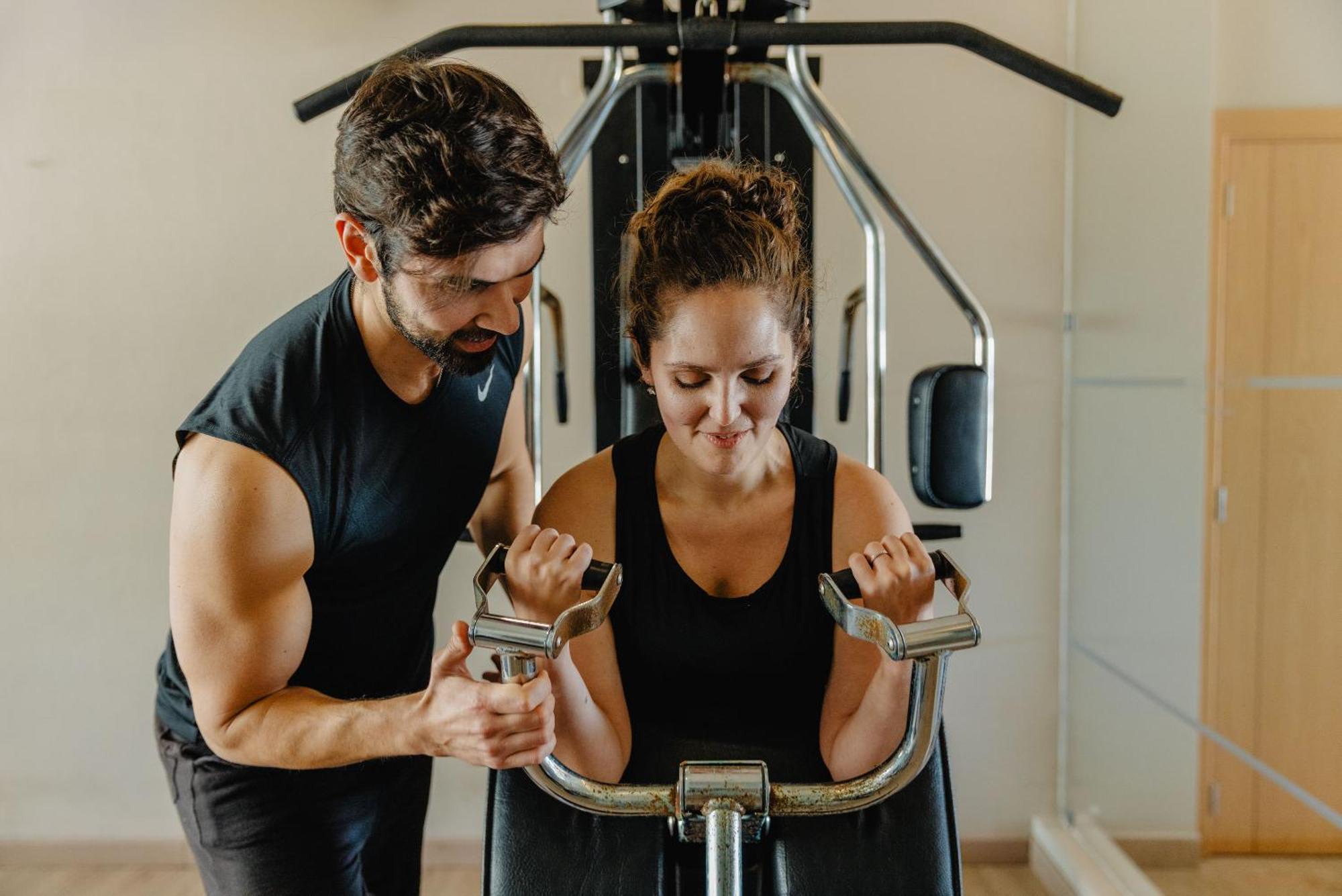 Vale Da Lapa Village Resort Carvoeiro  Eksteriør bilde Personal trainer assisting a woman on a machine