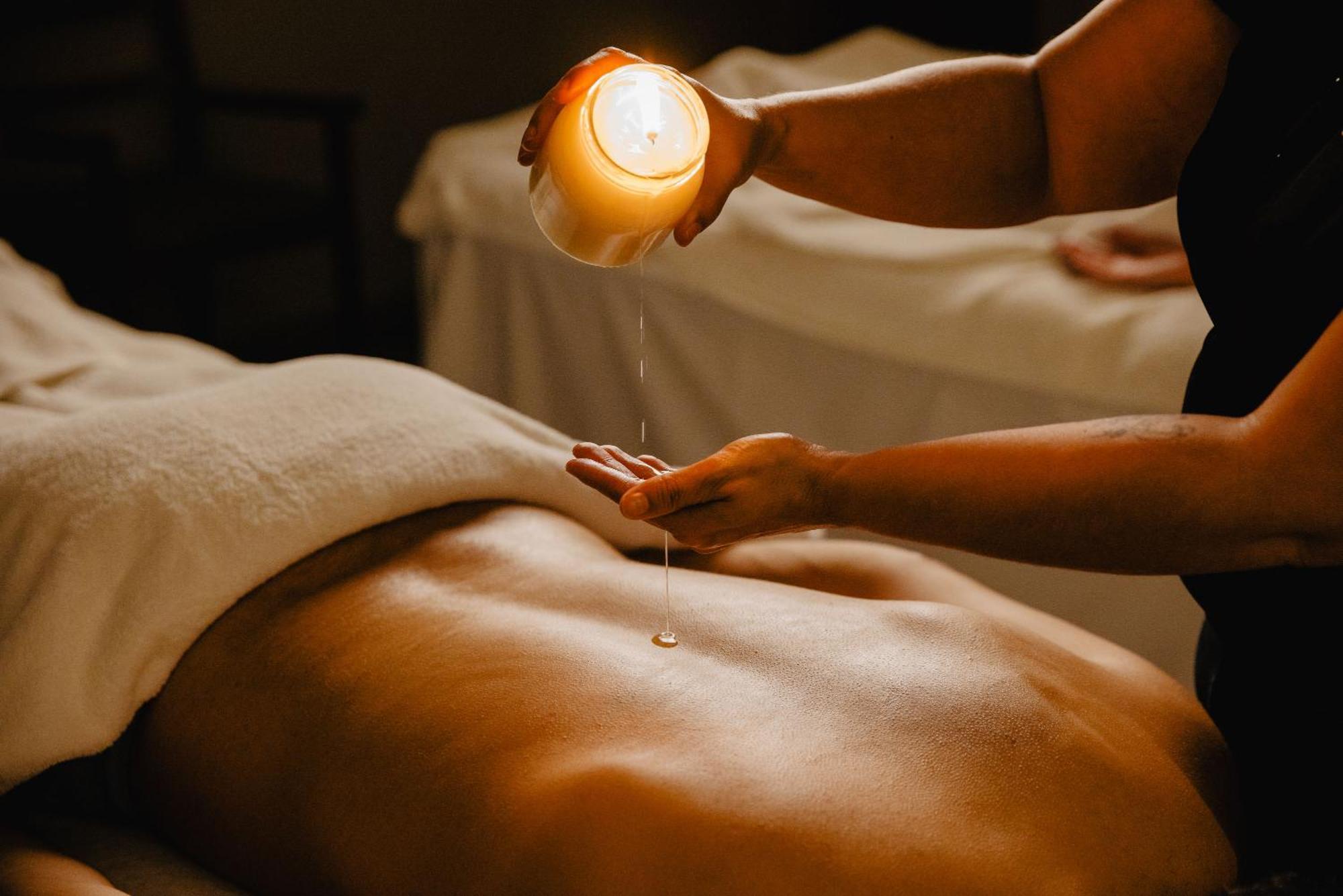 Vale Da Lapa Village Resort Carvoeiro  Eksteriør bilde A massage therapist pouring oil