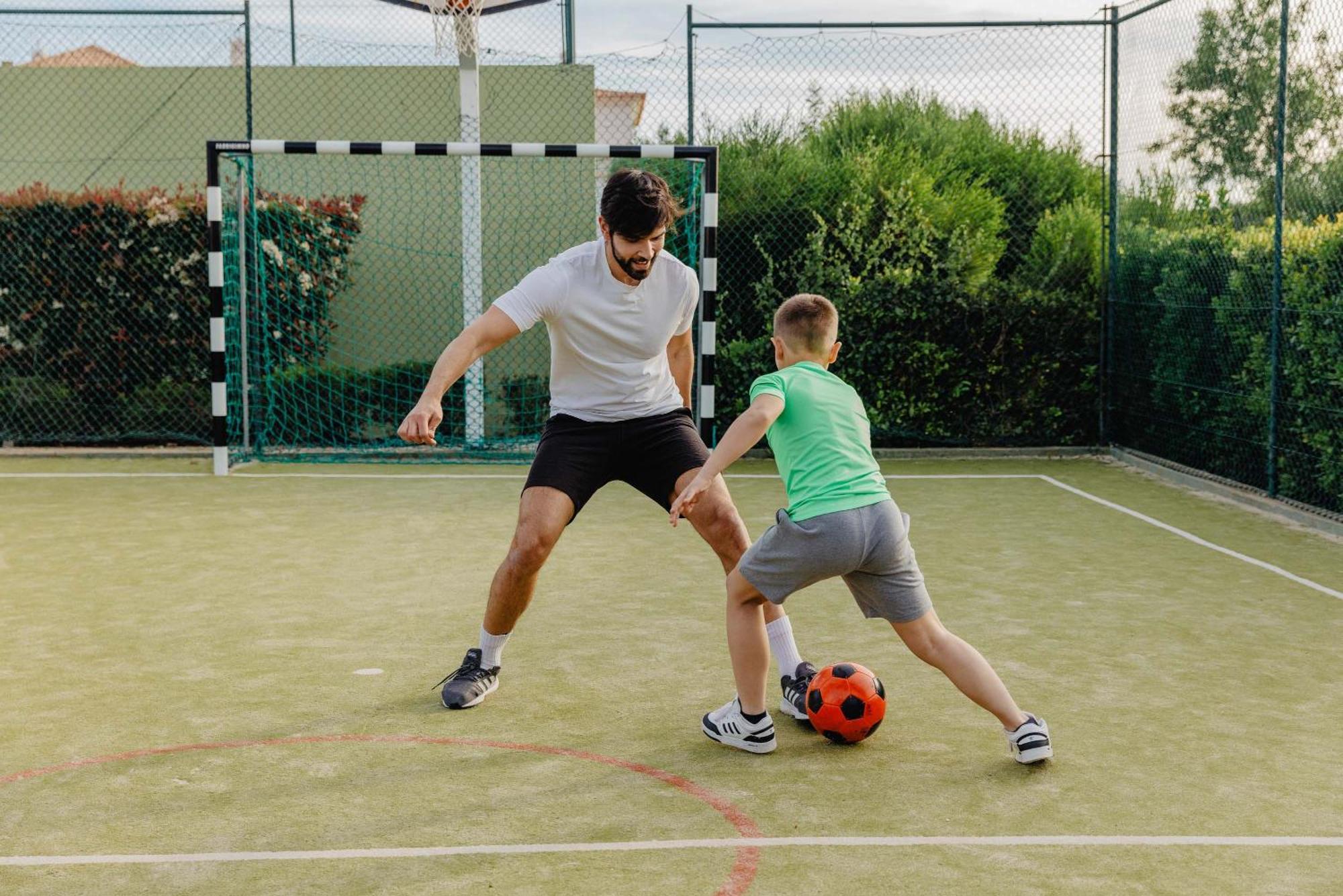 Vale Da Lapa Village Resort Carvoeiro  Eksteriør bilde A player attempts to gain possession of the ball.